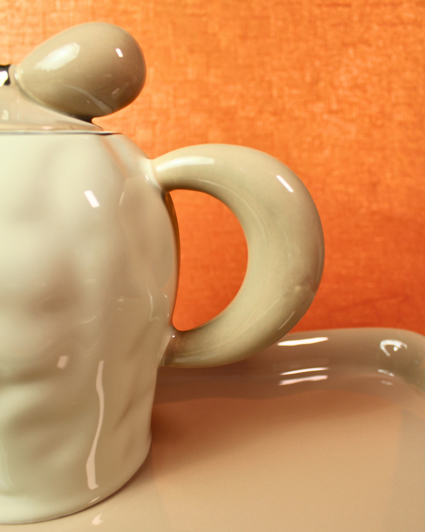 The Sterling & Bow Ceramic Tea Set - 6 Cups with Ceramic Tray